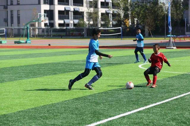 阿贾克斯3-1战胜福伦丹，莱昂纳多和阿罗科达雷闪耀全场